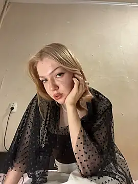 Snapshot of AlexandraXKitty chatting on 12.22.25 AlexandraXKitty online show from 12.22.25