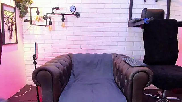 Snapshot of GabrielDraiven chatting on 11.26.25 GabrielDraiven online show from 11.26.25