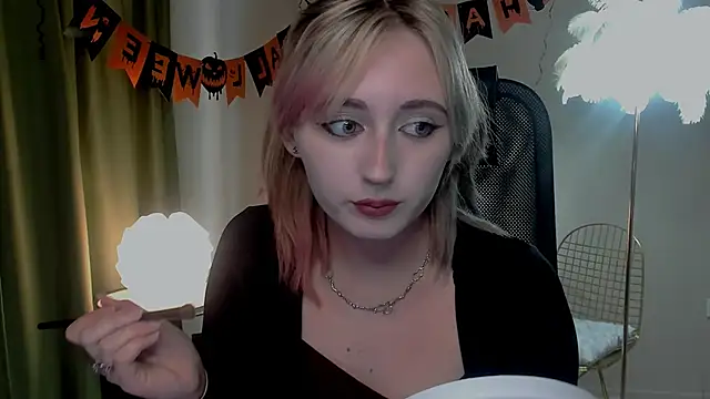 Snapshot of ScarlettScril chatting on 10.31.25 ScarlettScril online show from 10.31.25