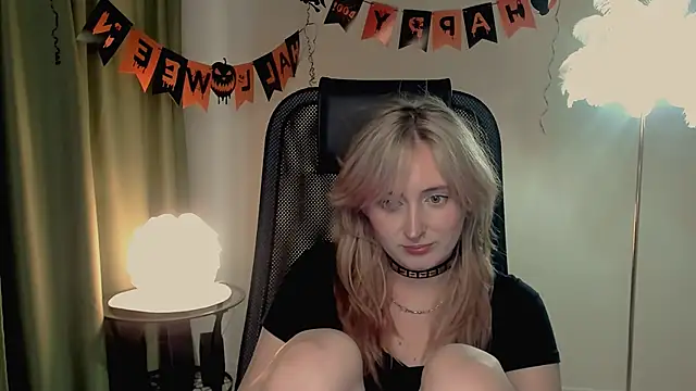 Snapshot of ScarlettScril chatting on 11.01.25 ScarlettScril online show from 11.01.25