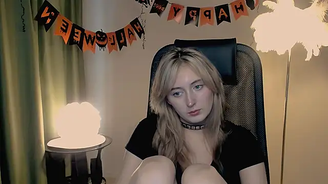 Snapshot of ScarlettScril chatting on 11.02.25 ScarlettScril online show from 11.02.25