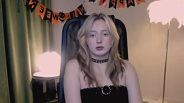 Snapshot of ScarlettScril chatting on 11.04.25 ScarlettScril online show from 11.04.25