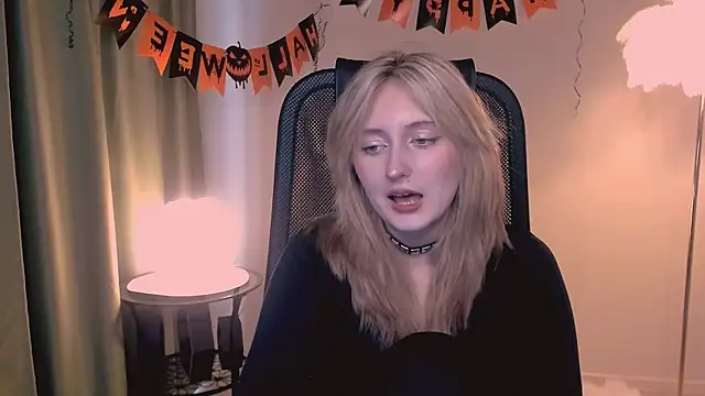 Snapshot of ScarlettScril chatting on 11.05.25 ScarlettScril online show from 11.05.25