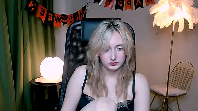 Snapshot of ScarlettScril chatting on 11.09.25 ScarlettScril online show from 11.09.25