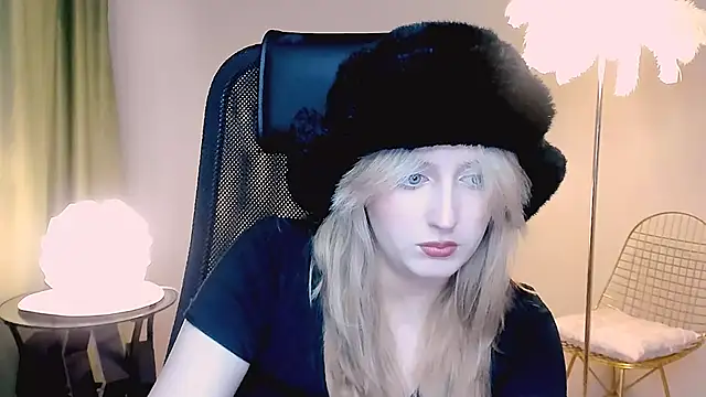 Snapshot of ScarlettScril chatting on 11.14.25 ScarlettScril online show from 11.14.25