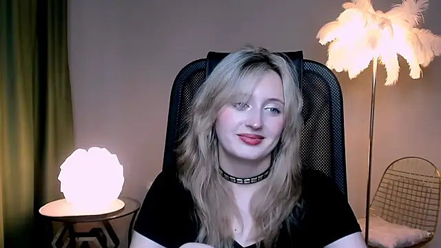 Snapshot of ScarlettScril chatting on 11.15.25 ScarlettScril online show from 11.15.25
