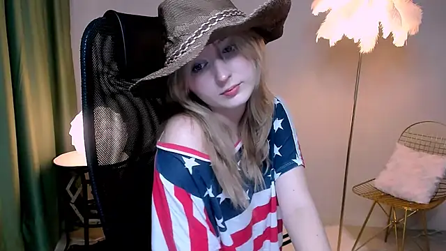 Snapshot of ScarlettScril chatting on 11.21.25 ScarlettScril online show from 11.21.25