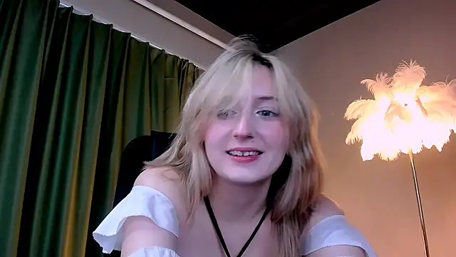 Snapshot of ScarlettScril chatting on 11.23.25 ScarlettScril online show from 11.23.25