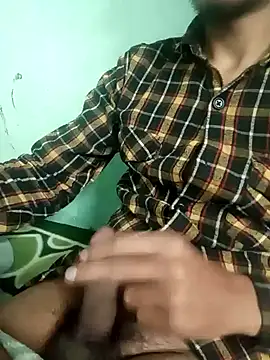 Snapshot of maxmishra18 chatting on 12.05.25 maxmishra18 online show from 12.05.25