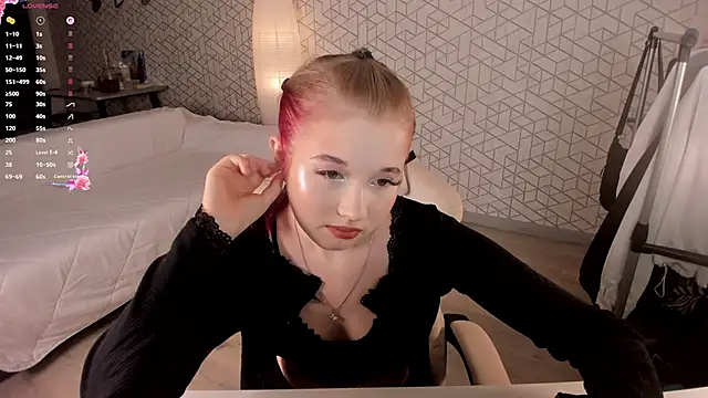 Snapshot of NayaValen chatting on 12.16.25 NayaValen online show from 12.16.25