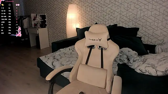 Snapshot of NayaValen chatting on 03.17.26 NayaValen online show from 03.17.26