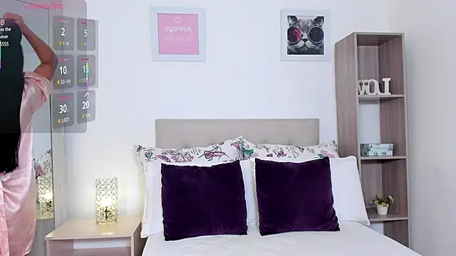 Snapshot of mia_canoo chatting on 11.11.25 mia canoo online show from 11.11.25