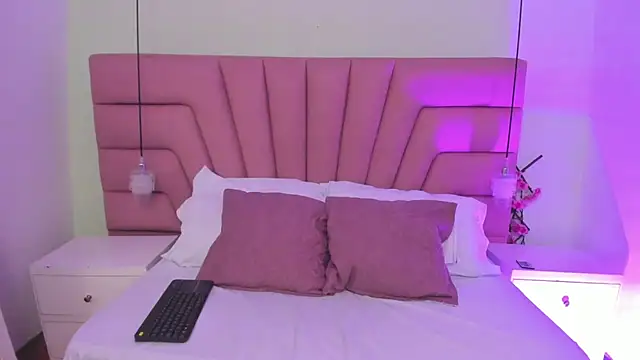 Coral Jhones online show from 12.14.25