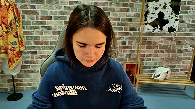 Snapshot of May_Bloom chatting on 10.25.25 May Bloom online show from 10.25.25