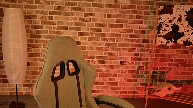 Snapshot of May_Bloom chatting on 11.08.25 May Bloom online show from 11.08.25