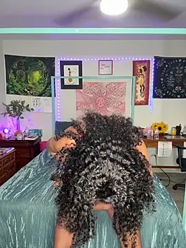 Snapshot of DaisyMynx chatting on 11.20.25 DaisyMynx online show from 11.20.25