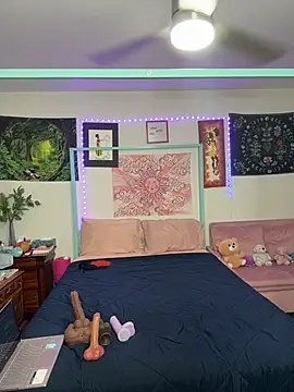 Snapshot of DaisyMynx chatting on 12.17.25 DaisyMynx online show from 12.17.25