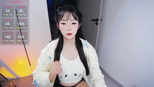 Snapshot of Kinadolly chatting on 10.31.25 Kinadolly online show from 10.31.25