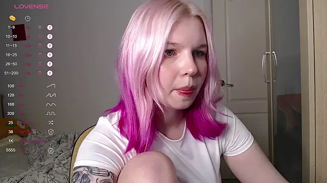 Snapshot of AnnySweetKiss chatting on 10.17.25 AnnySweetKiss online show from 10.17.25