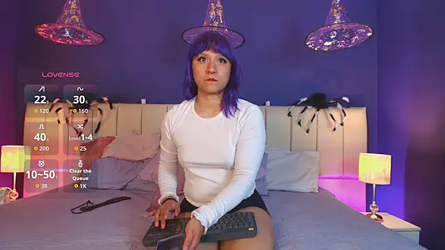 Snapshot of LuanEter chatting on 10.28.25 LuanEter online show from 10.28.25