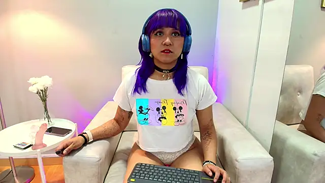 Snapshot of LuanEter chatting on 11.23.25 LuanEter online show from 11.23.25