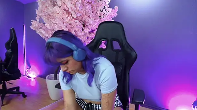 Snapshot of LuanEter chatting on 11.28.25 LuanEter online show from 11.28.25