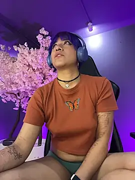 Snapshot of LuanEter chatting on 11.30.25 LuanEter online show from 11.30.25