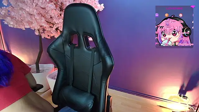 Snapshot of LuanEter chatting on 12.14.25 LuanEter online show from 12.14.25