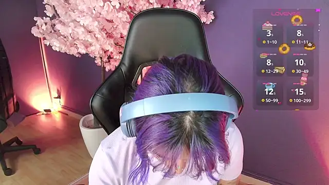 Snapshot of LuanEter chatting on 12.17.25 LuanEter online show from 12.17.25