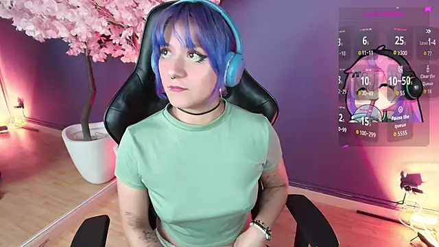 Snapshot of LuanEter chatting on 12.22.25 LuanEter online show from 12.22.25