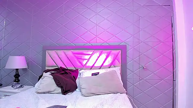 Snapshot of ViolettRouse chatting on 12.14.25 ViolettRouse online show from 12.14.25