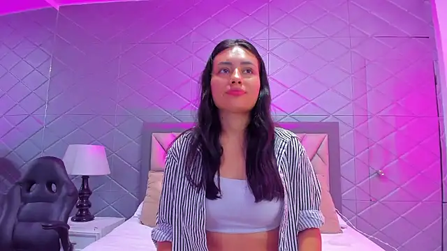 Snapshot of ViolettRouse chatting on 12.19.25 ViolettRouse online show from 12.19.25