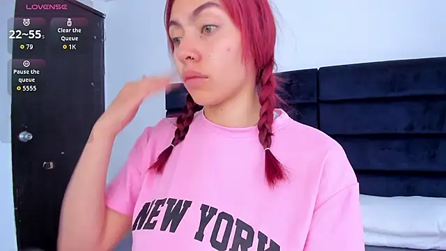 Snapshot of melanie_roux__ chatting on 11.26.25 melanie roux online show from 11.26.25