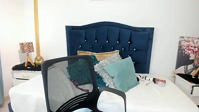 Inaya Khalifa online show from 04.26.26