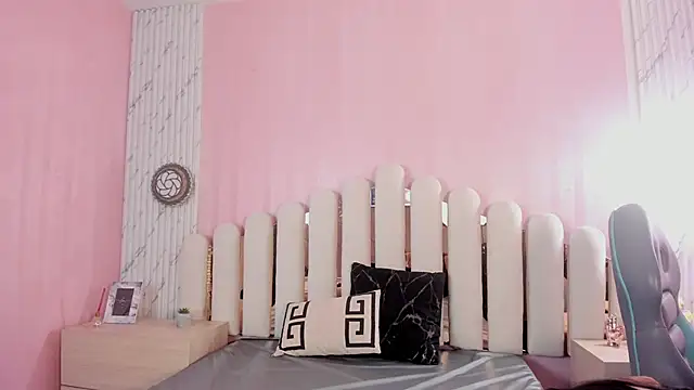 Snapshot of Isabella_Marsh chatting on 12.15.25 Isabella Marsh online show from 12.15.25