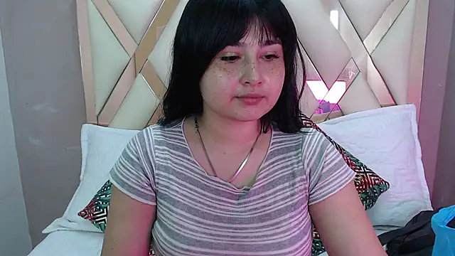 Snapshot of Sweet_sumisive chatting on 12.14.25 Sweet sumisive online show from 12.14.25