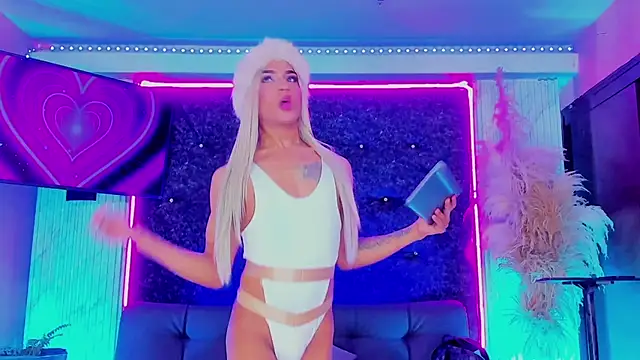 Queens Wonders Blonders online show from 01.11.26