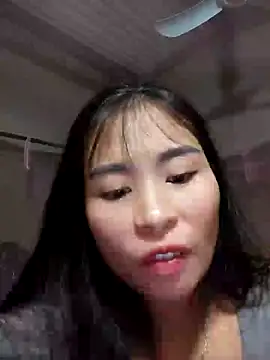 Snapshot of Squirrel-Pear chatting on 11.04.25 Squirrel-Pear online show from 11.04.25