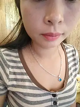 Snapshot of Squirrel-Pear chatting on 11.08.25 Squirrel-Pear online show from 11.08.25