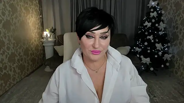 Snapshot of KiraTempt chatting on 11.30.25 KiraTempt online show from 11.30.25