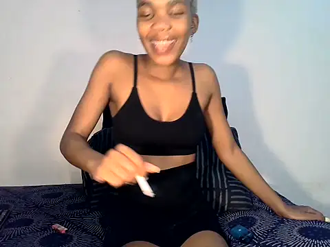 Snapshot of MinnieBee101 chatting on 10.23.25 MinnieBee101 online show from 10.23.25