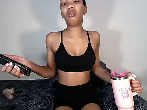 Snapshot of MinnieBee101 chatting on 11.23.25 MinnieBee101 online show from 11.23.25