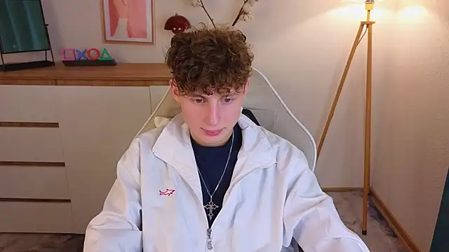 Snapshot of crisp1n chatting on 10.19.25 crisp1n online show from 10.19.25