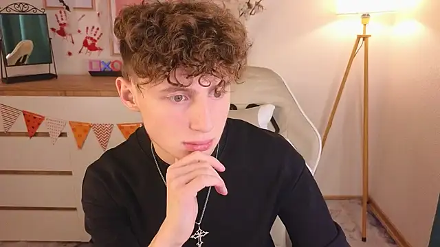 Snapshot of crisp1n chatting on 10.29.25 crisp1n online show from 10.29.25