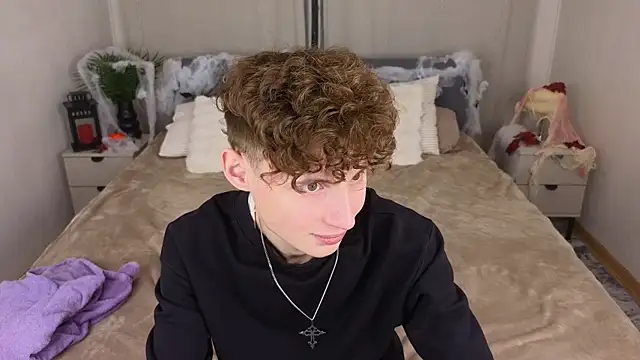 Snapshot of crisp1n chatting on 10.30.25 crisp1n online show from 10.30.25