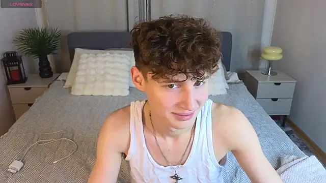 Snapshot of crisp1n chatting on 11.12.25 crisp1n online show from 11.12.25