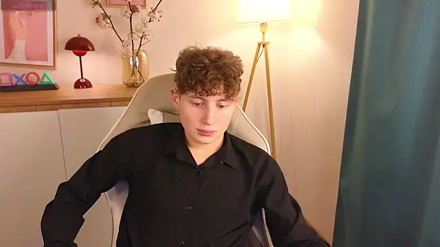 Snapshot of crisp1n chatting on 11.14.25 crisp1n online show from 11.14.25