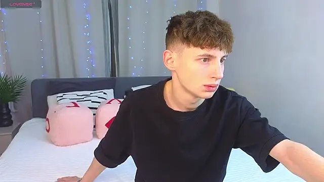 Snapshot of crisp1n chatting on 11.27.25 crisp1n online show from 11.27.25