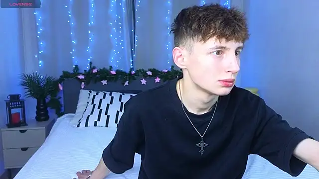 Snapshot of crisp1n chatting on 12.04.25 crisp1n online show from 12.04.25