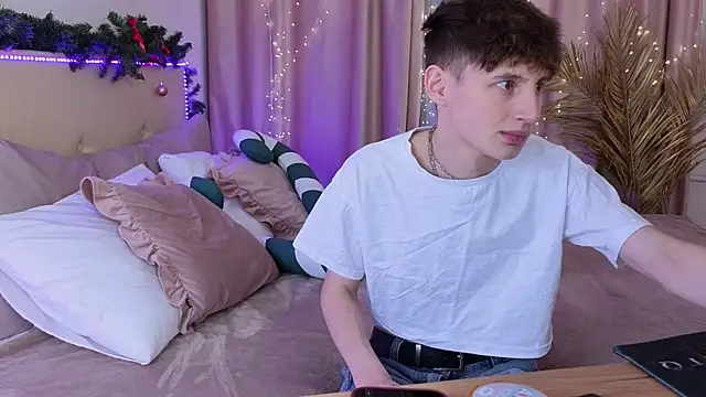 Snapshot of crisp1n chatting on 12.15.25 crisp1n online show from 12.15.25